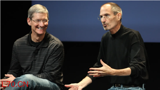 史蒂夫・乔布斯（右），苹果公司首席执行官，与蒂姆・库克，苹果公司首席运营官，在加利福尼亚州库比蒂诺的苹果总部举行的新闻发布会上发言。
