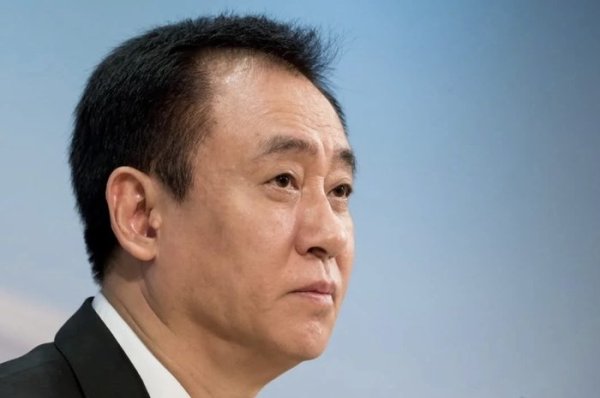 恒大分公司接待许家印：租劳斯莱斯+矿泉水2700元一瓶 女技师按摩