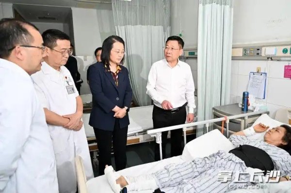 陈博彰看望浏阳华盛烟花厂爆炸事故收治伤员