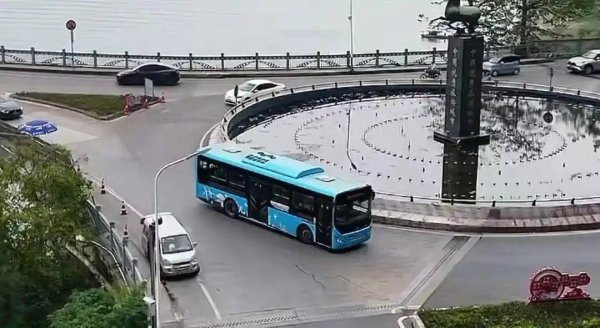 梧州公交坠桥后市民反映转盘影响通行，当地回应：设计符合规范，正研究整改