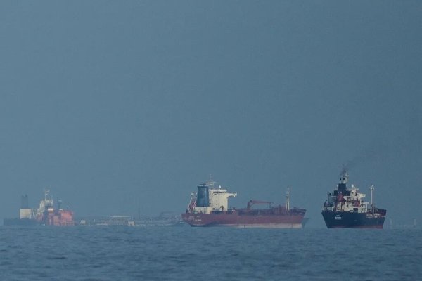 沙特警告美国放弃封锁霍尔木兹海峡，“伊朗可能通过封锁曼德海峡进行报复”，若伊朗进一步施压，胡塞武装或将更积极介入伊朗战事
