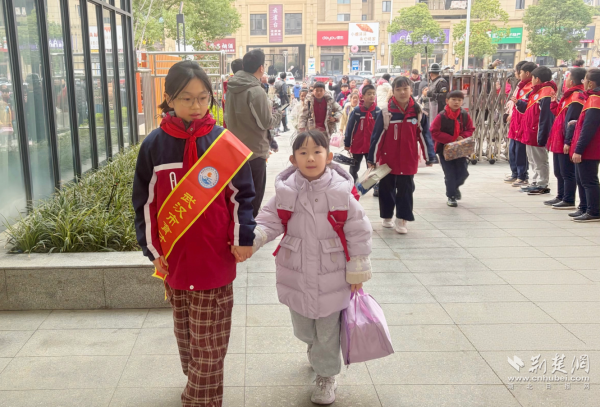 荆楚开学联播 | 哥哥姐姐当“宣讲员” 开学第一课讲给弟弟妹妹听