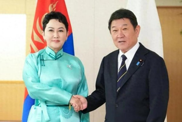 中蒙谈妥了！蒙古总统握着王毅的手，说了3点，日本的算盘打错了