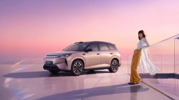 第三代元 PLUS 上市：12 万级纯电 SUV，想成为世界级「六边形战士」