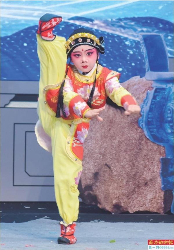 “小梅花”大精彩: 梨园幼苗不仅学戏, 更是在凝聚家国情怀