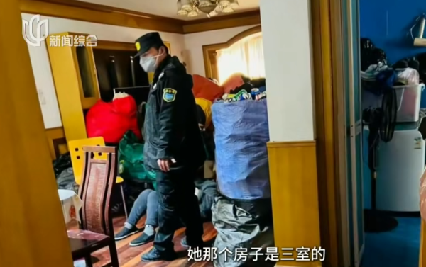 母女租120m²房子养十几只流浪狗, 屋内堆满捡来的废品, 恶臭弥漫! 房东崩溃