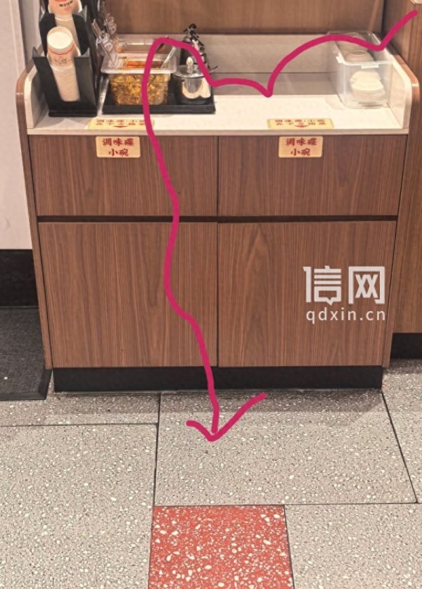 “遇见小面”现活蟑螂 顾客: 它爬过了小料台, 上面的小菜、调料都没换