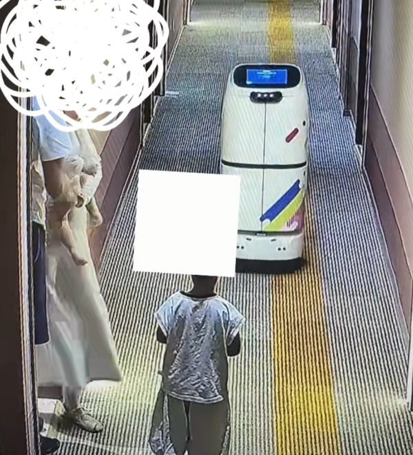 离谱! 男子当着孩子面, 多次踢踹送餐机器人, 酒店报警, 结局大快人心
